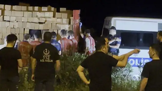 Tuğla yüklü tırdaki gizli bölümde 30 kaçak göçmen yakalandı
