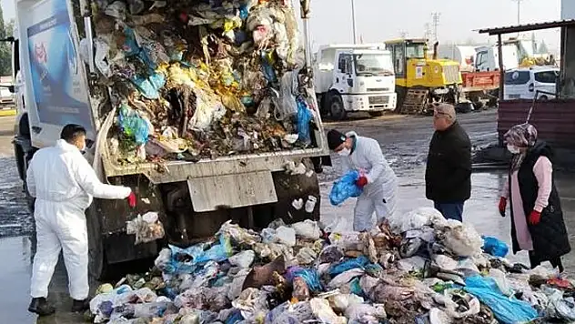 Tüm servetini dalgınlıkla çöpe attı! Saatlerce altın aradılar