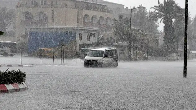 Tüm zamanların yağış rekoru Kemer'de ölçüldü
