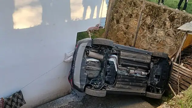 Tunceli'de istinat duvarından düşen otomobilin sürücüsü yaralandı
