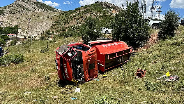 Tunceli'de itfaiye aracı, şarampole yuvarlandı 3 yaralı
