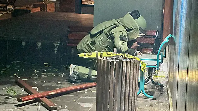 Tunceli'de kent meydanında panik yaratan sahipsiz çanta, fünyeyle patlatıldı
