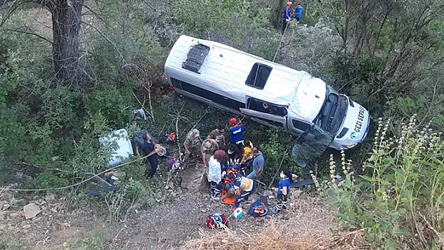 Tunceli'de minibüsün şarampole devrilmesi sonucu 19 kişi yaralandı
