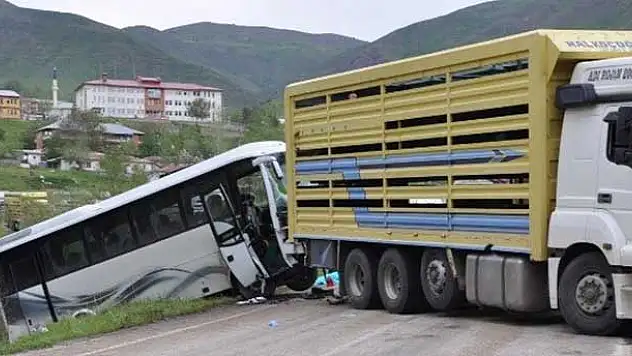 Tunceli'de trafik kazası: 2 ölü, 20 yaralı
