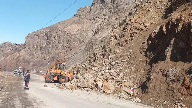 Tunceli-Erzincan karayolunda heyelan
