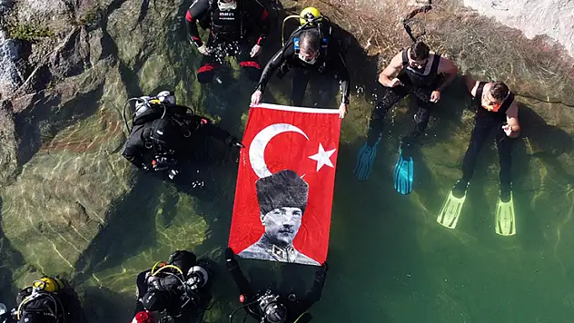 Tunceli'de 19 dalgıç, gölün 19 metre derinliğinde Atatürk'ü andı