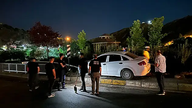Tunceli'de otomobil köprü üzerinde kaza yaptı sürücü kayıp

