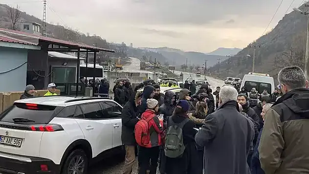 Tunceli'den Erzincan'a eylem amaçlı geçişler kısıtlandı karara uymayan 4 kişiye gözaltı
