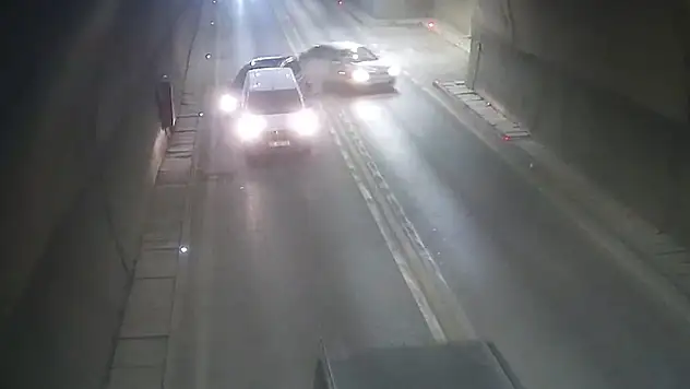 Tünelde 3 aracın karıştığı zincirleme kaza anı kamerada 6 yaralı

