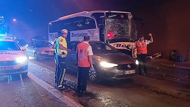 Tünelde zincirleme kaza: 15 yaralı
