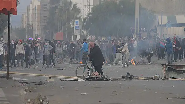 Tunus'ta protestolar spor aktivitelerini erteletti