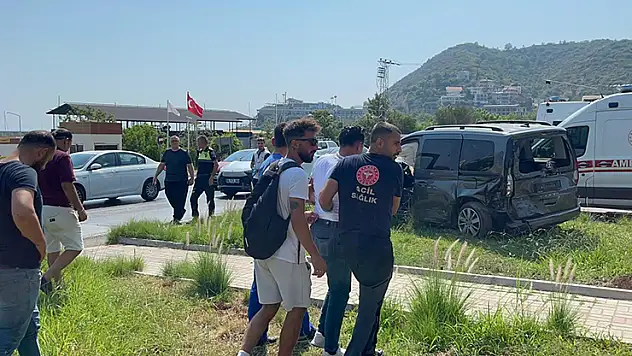 Tur minibüsü ile hafif ticari araç çarpıştı: 2 yaralı
