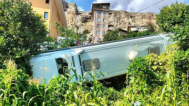 Tur otobüsü, evin bahçesine devrildi: 24 yaralı

