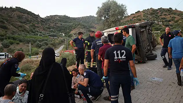 Türbe ziyareti dönüşünde minibüs şarampole devrildi: 20 öğrenci yaralı
