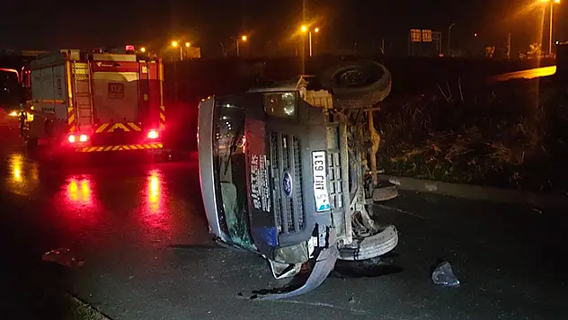 Turgutlu'da fabrika işçilerinin taşındığı servis minibüsü devrildi: 9 yaralı

