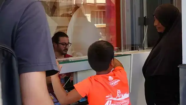 Turistlerden aldığı parayı döviz bürosunda bozdurmuştu! Kadın dilenciye büyük şok
