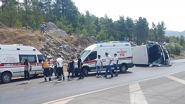 Turistleri taşıyan otobüs otomobil ile çarpıştı: 2 ölü, 33 yaralı