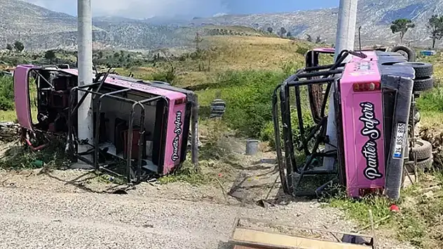 Turistleri taşıyan safari araçları çarpıştı: 16 yaralı
