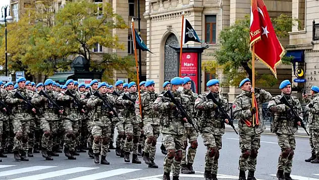 Türk askeri 10 Aralık Zafer Töreni için Azerbaycan'da