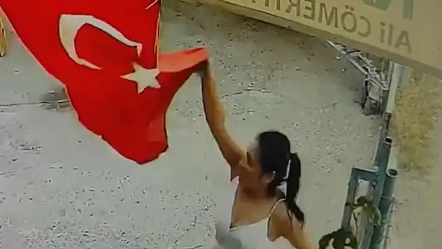 Türk Bayrağını indirip çöp kutusuna atan kadın yakalandı
