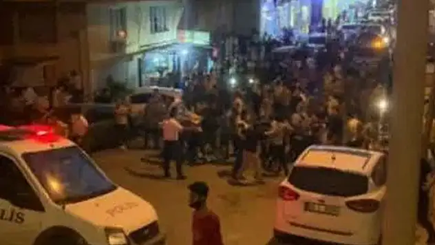 Türk Bayrağını indirmeye çalışan şahıs canını zor kurtardı! İlçe ayaklandı