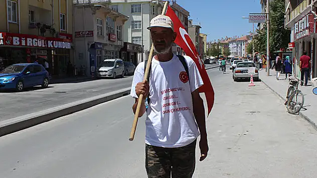 Türk bayrağıyla 15 Temmuz şehitleri için Ankara'ya yürüyor