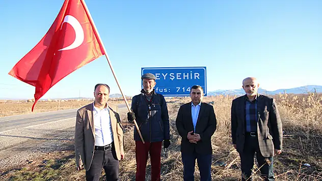 Türk bayrağıyla Ömer Halisdemir'in mezarına yürüyor! Konya'ya ulaştı