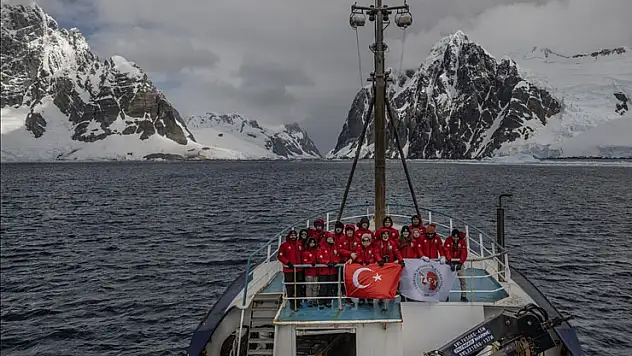 Türk bilim insanları 10. kez Beyaz Kıta'daki evleri Türk Bilimsel Araştırma Kampı'na ulaştı