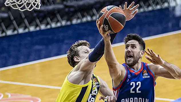 Türk derbisini Anadolu Efes kazandı