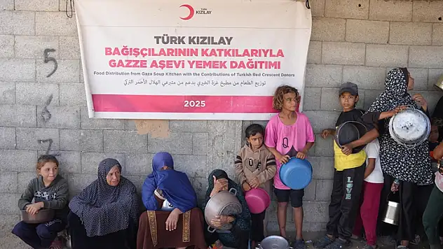 Türk Kızılay, Filistinliler için bağışlanan kurban etlerini Gazze'de dağıtmaya başladı
