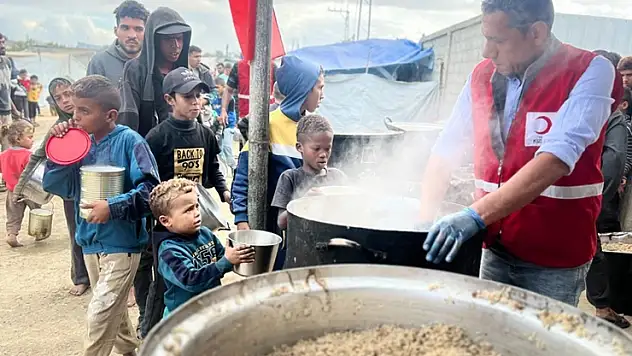 Türk Kızılay Gazze'de günlük 35 bin kişiye sıcak yemek dağıtıyor