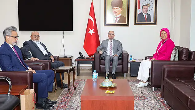 Türk Kızılay Genel Başkanı Prof. Dr. Fatma Meriç Yılmaz Konya Valiliğini ziyaret etti
