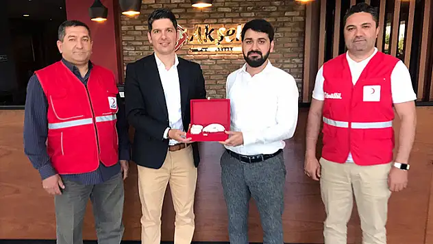 Türk Kızılay'dan Akşeker'e plaket