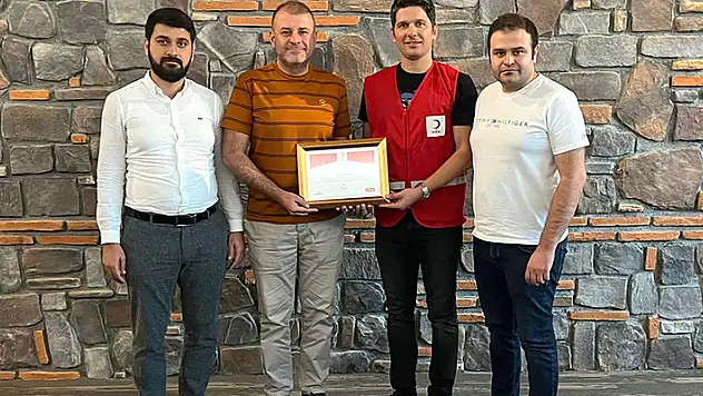 Türk Kızılay'dan Yeni Yıldırım Elektrik'e plaket
