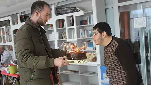 Türk Kızılayı ekibinden, engelli vatandaşa doğum günü sürprizi