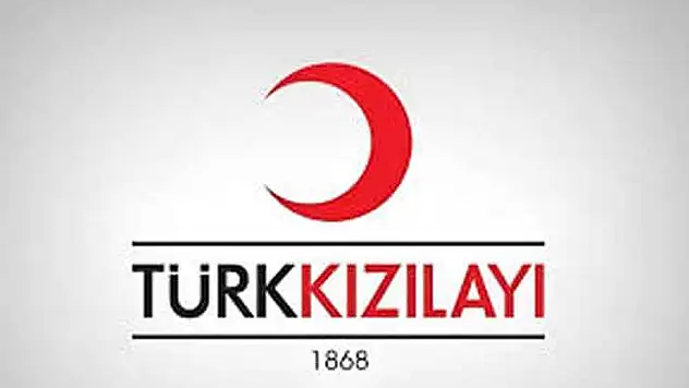 Türk Kızılay'ı yolda olan vatandaşlara iftarlık dağıtıyor