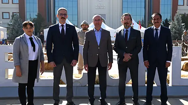 Türk Kızılay'ından Hilal-i Ahmer Sergisi ve Kan Bağışı Etkinlik Alanına ziyaret 