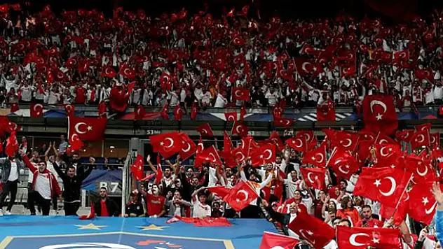 Türk taraftarlar Fransa takımını ıslıklayarak sahaya çıktıklarına pişman etti