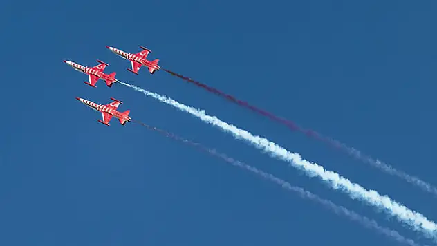 Türk Yıldızları '25. Yıl Gösterisi' ile nefes kesti