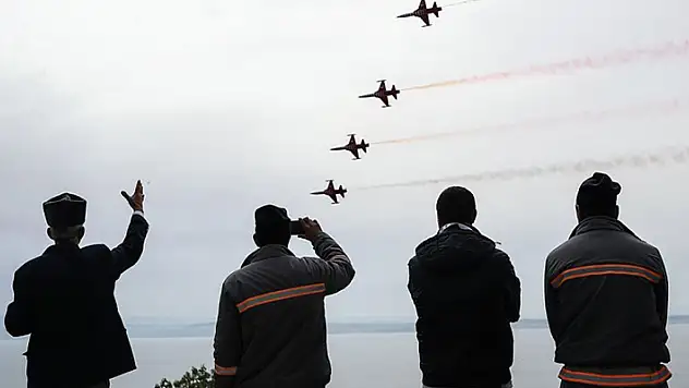 Türk Yıldızları 30 yıldır gökyüzünü kırmızı beyaza boyuyor
