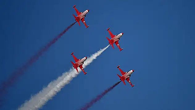 Türk Yıldızları Aksaray'da gösteri uçuşu yaptı