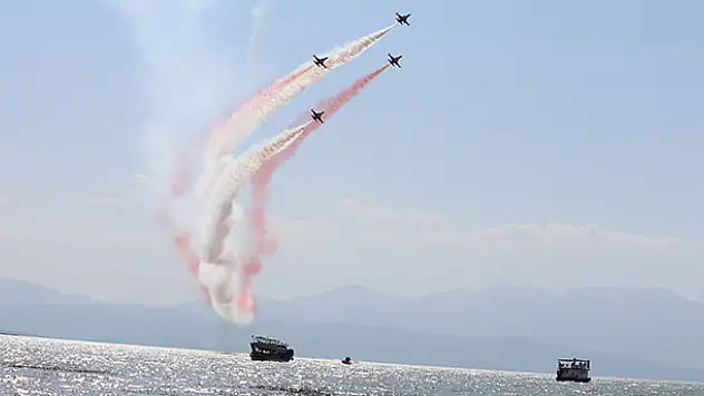 Türk Yıldızları Beyşehir Gölü semalarında gösteri uçuşu yapacak