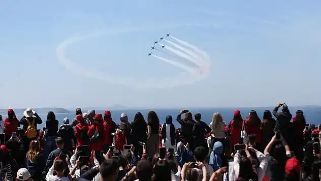 Türk Yıldızları, Çanakkale Şehitler Abidesi üzerinde süzüldü
