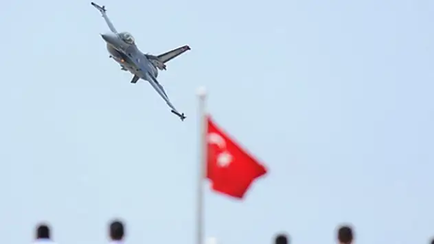 Türk Yıldızları ile SOLOTÜRK, Konya'da gösteri uçuşu yaptı
