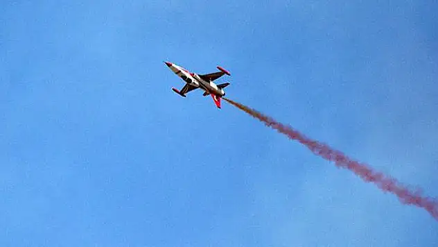 Türk Yıldızları Karaman semalarında gösteri yaptı