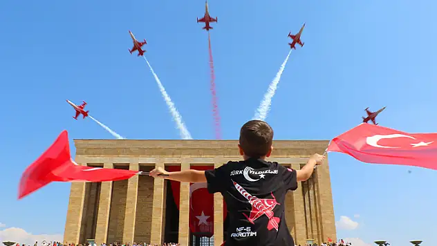 Türk Yıldızları'ndan 30 Ağustos'a özel Anıtkabir saygı uçuşu
