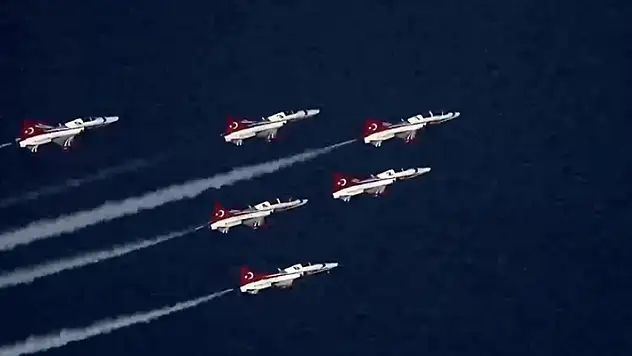 Türk Yıldızları'nın gösterisi, Bayraktar AKINCI TİHA'nın kamerasında
