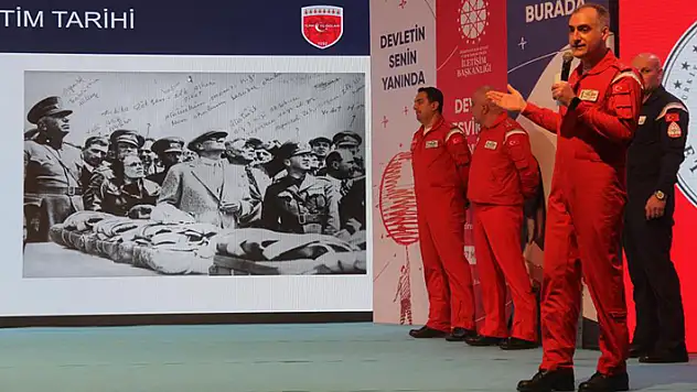 Türk Yıldızları pilotları gençlerle bir araya geldi
