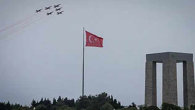 'Türk Yıldızları' Şehitler Abidesi semalarında