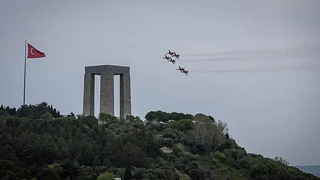 'Türk Yıldızları' Şehitler Abidesi semalarında